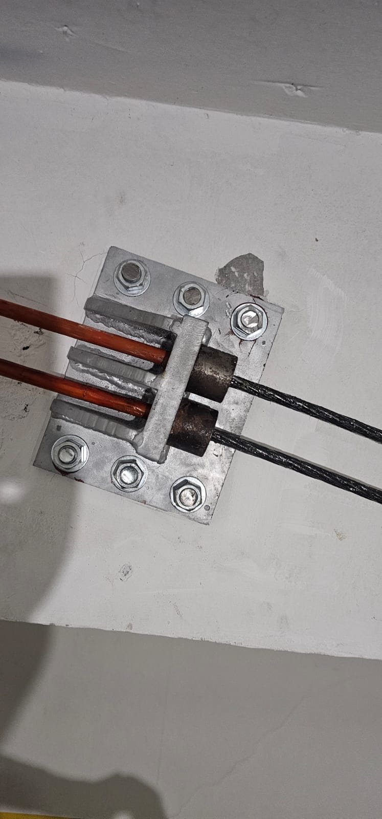 Reforço com chapas e protensão